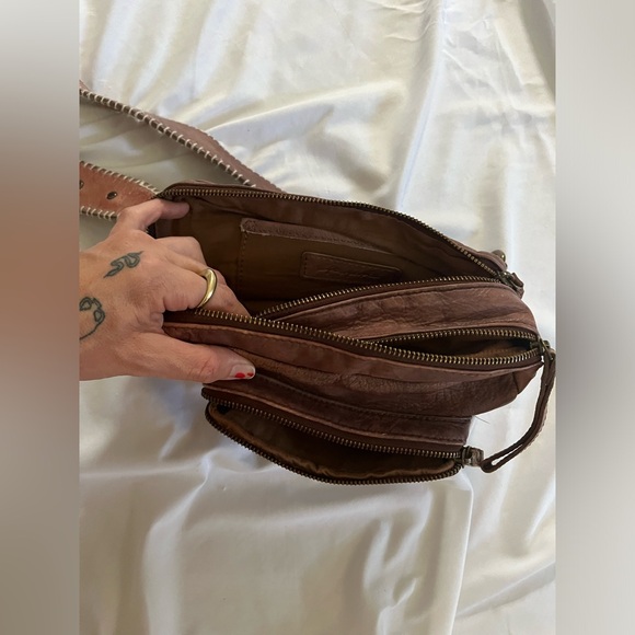 Beautifully worn leather and lots of compartments! - Picture 3 of 4